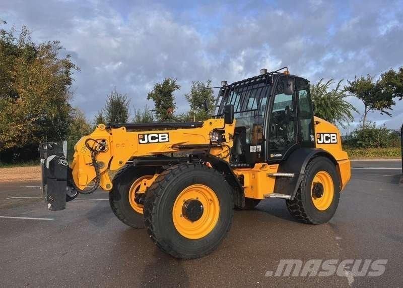 JCB TM320 Teleskopické manipulátory