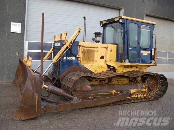 Hanomag D680E Pásové dozery