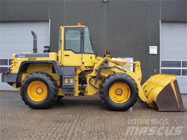 Komatsu WA320 Kolové nakladače