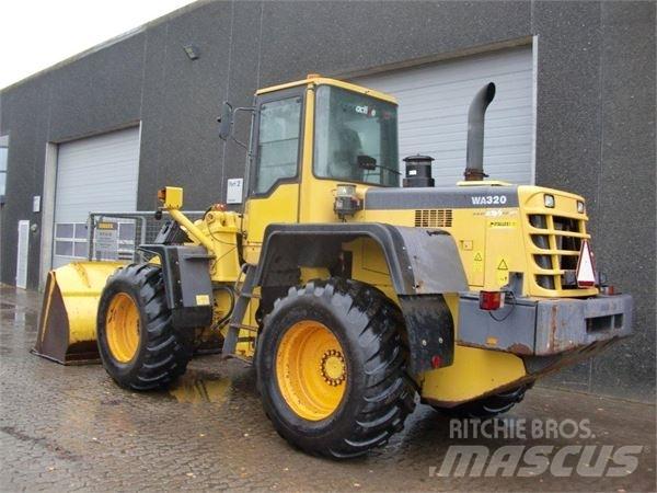 Komatsu WA320 Kolové nakladače