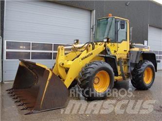 Komatsu WA320 Kolové nakladače
