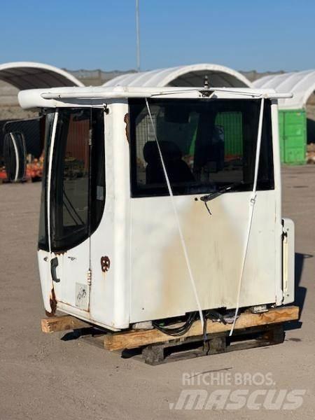 Liebherr 556 KABINA Kabiny a interiér