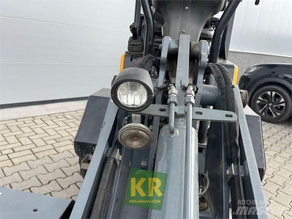GiANT D332 Čelní nakladače a rypadla