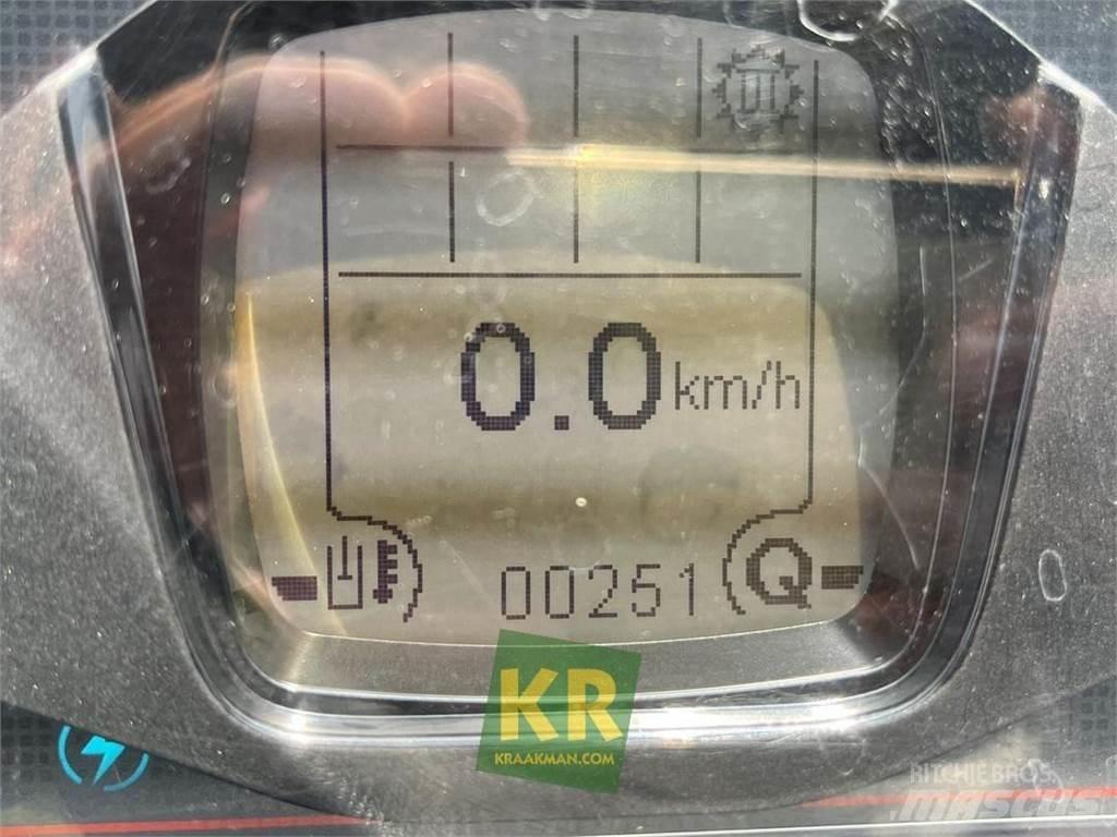 GiANT G2200E Čelní nakladače a rypadla