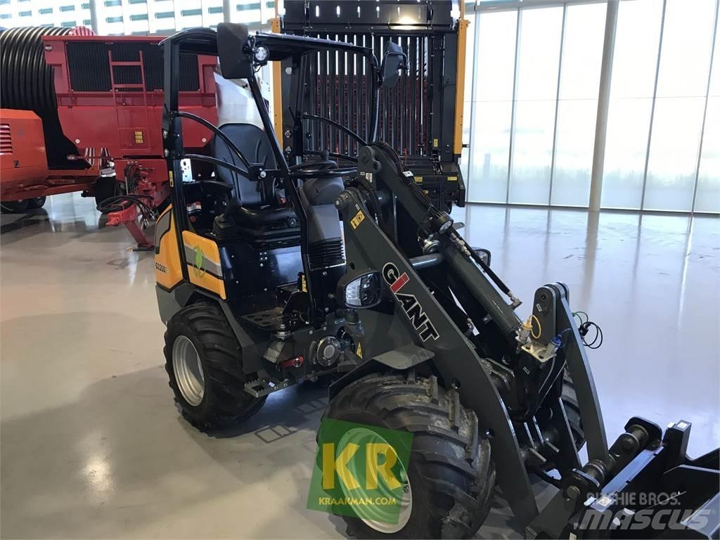 GiANT G2200E Čelní nakladače a rypadla