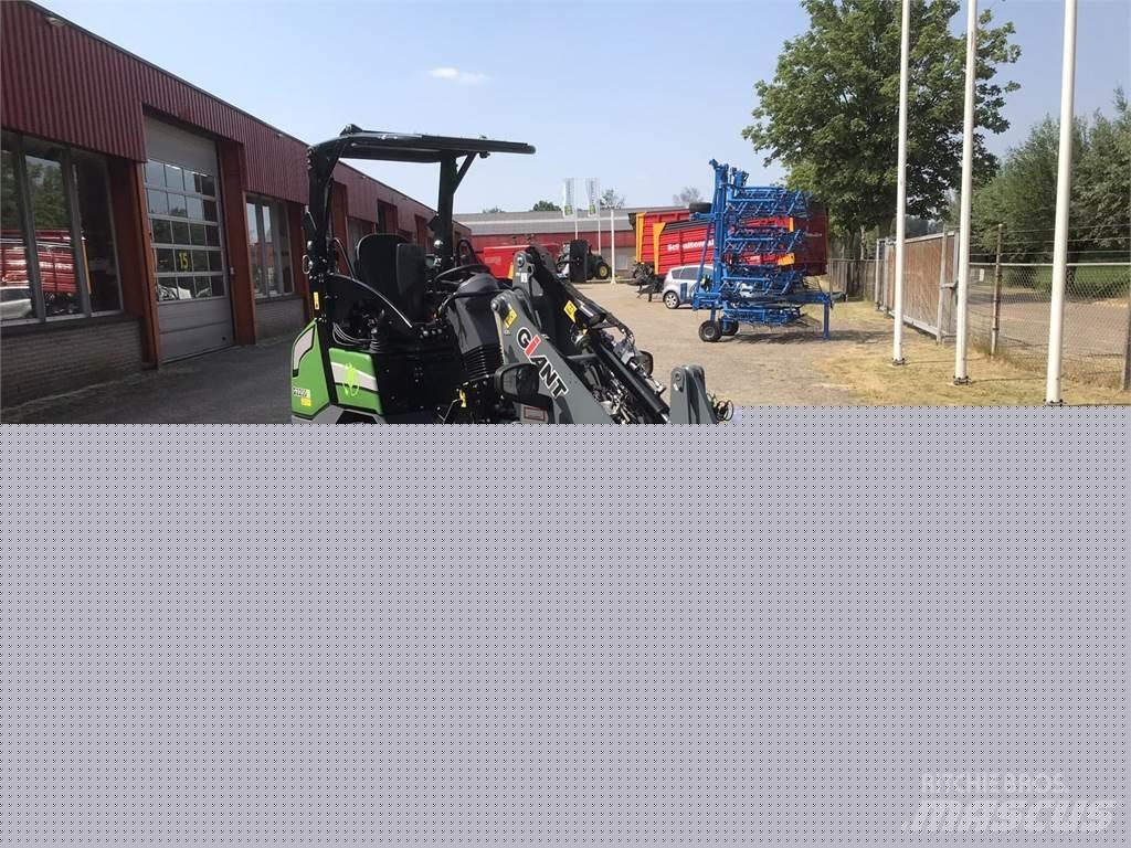 GiANT G2200E Čelní nakladače a rypadla