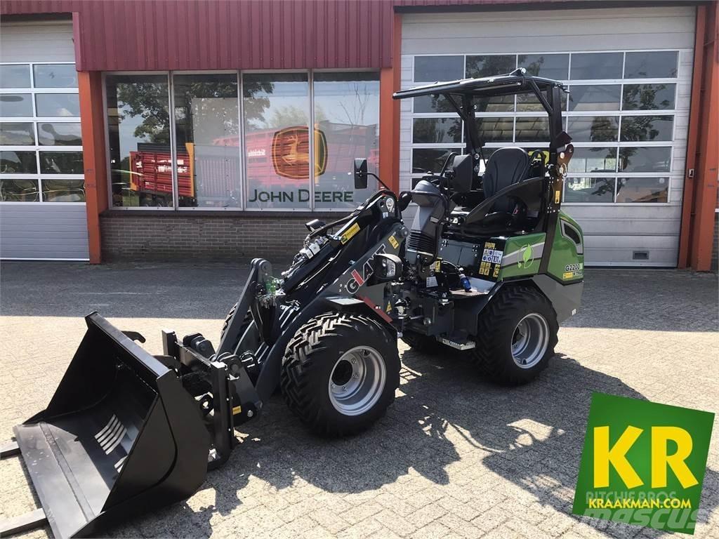 GiANT G2200E Čelní nakladače a rypadla