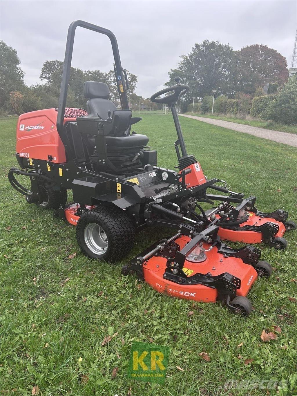 Jacobsen AR331 Sekačky pro sečení roughů a semiroughů
