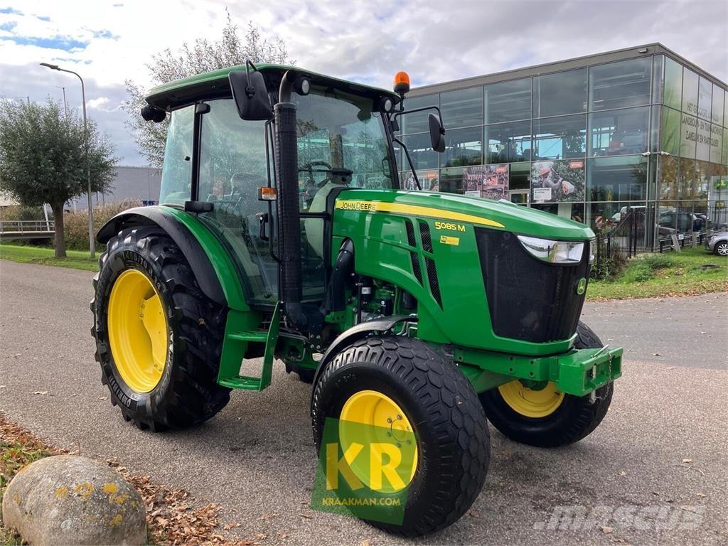 John Deere 5085M Traktory