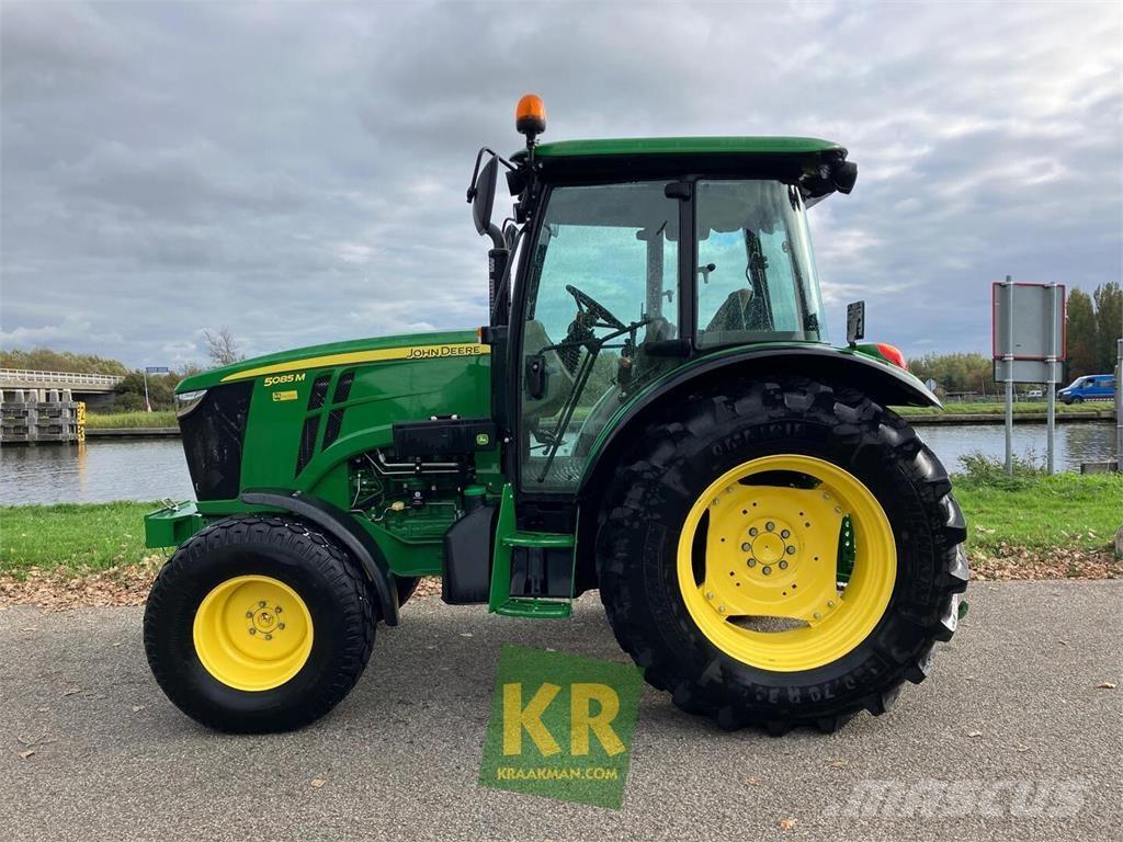 John Deere 5085M Traktory