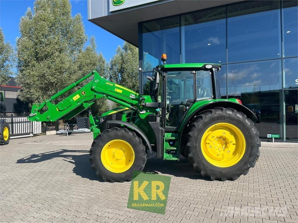John Deere 6120M Traktory