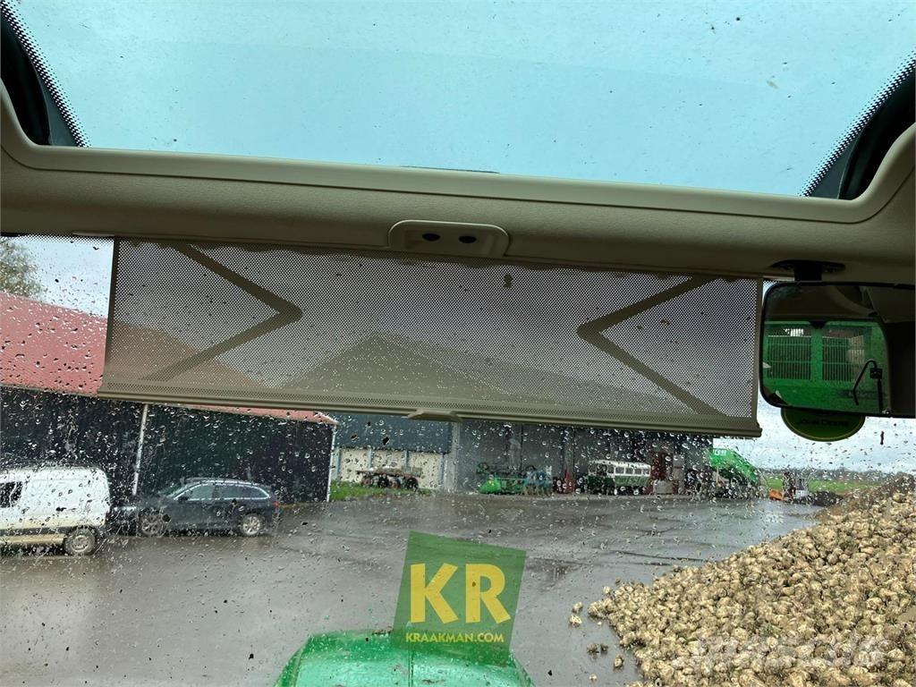 John Deere 6215R Traktory