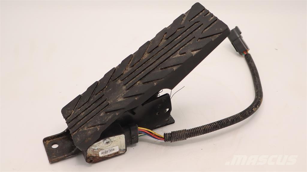 Volvo GASPEDAL Kabiny a interiér