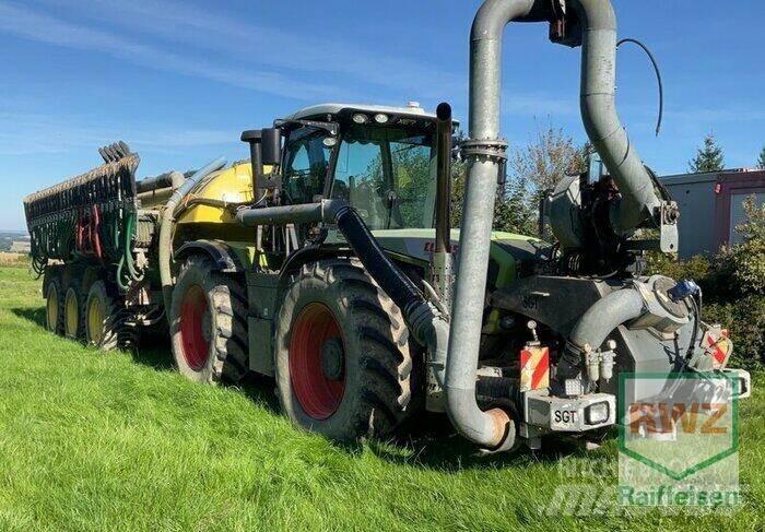 CLAAS XERION 3800 TRAC Rozmetadla chlévské mrvy