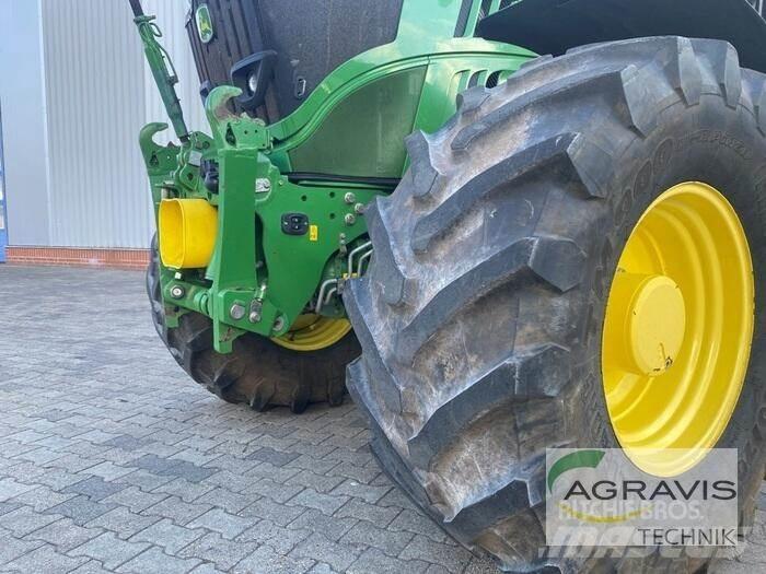 John Deere 6215 R Traktory