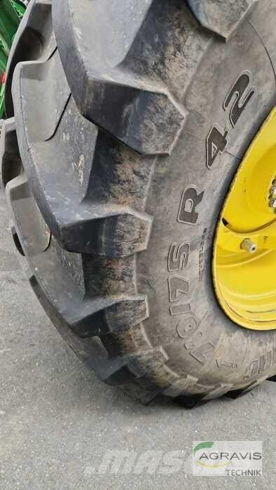 John Deere 8R 310 Traktory