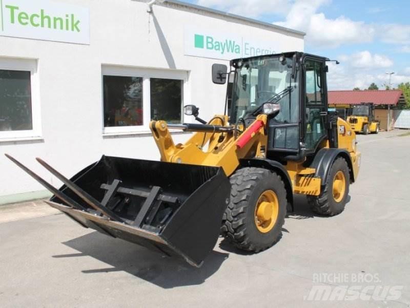 CAT 907 Kolové nakladače