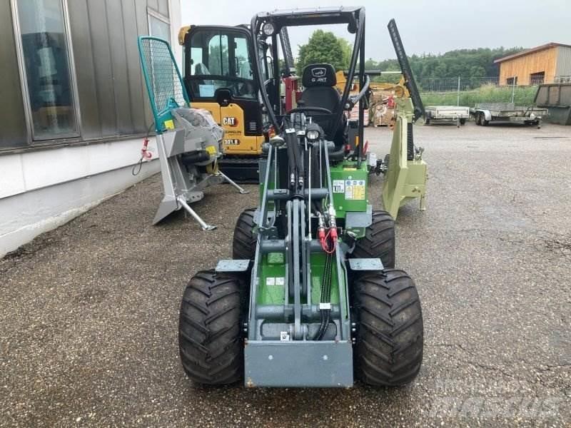 GiANT G1200 Smykem řízené nakladače