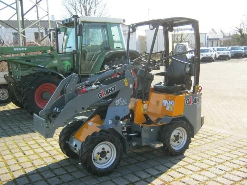 GiANT G1200 Smykem řízené nakladače
