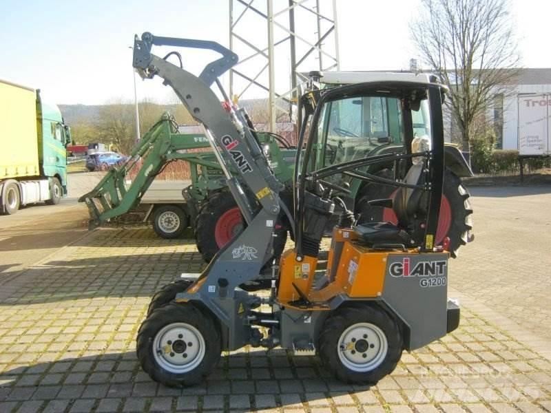 GiANT G1200 Smykem řízené nakladače