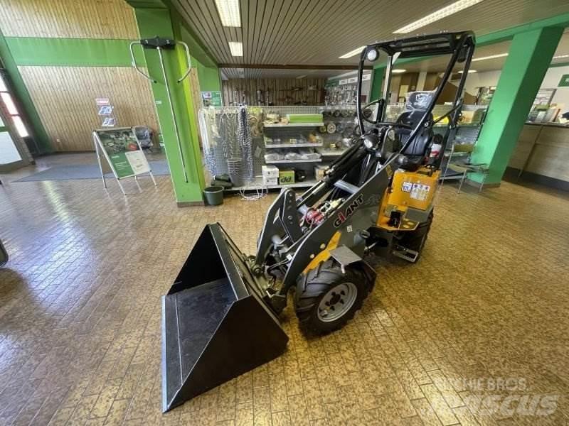 GiANT G1200 Smykem řízené nakladače