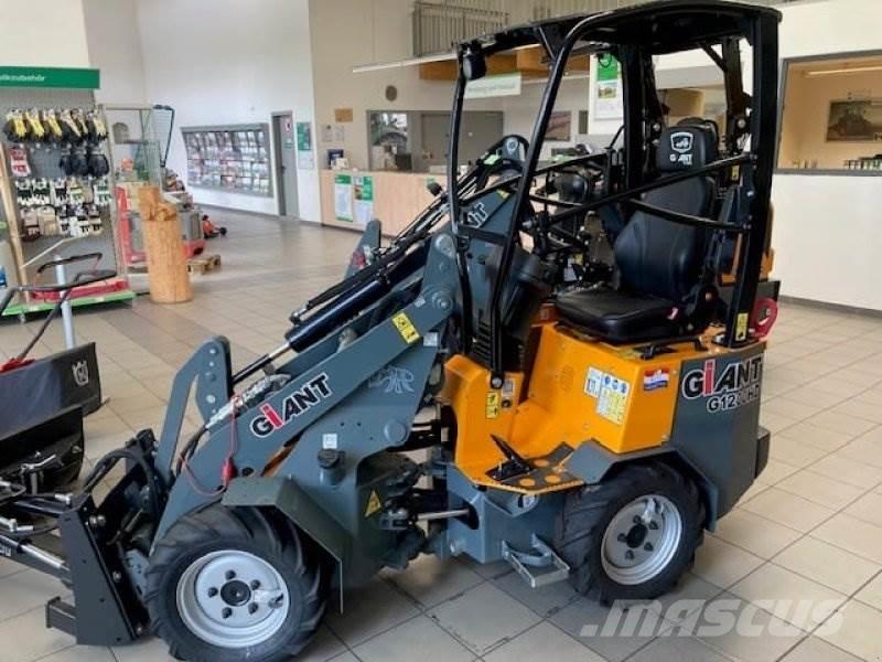 GiANT G1200 Smykem řízené nakladače