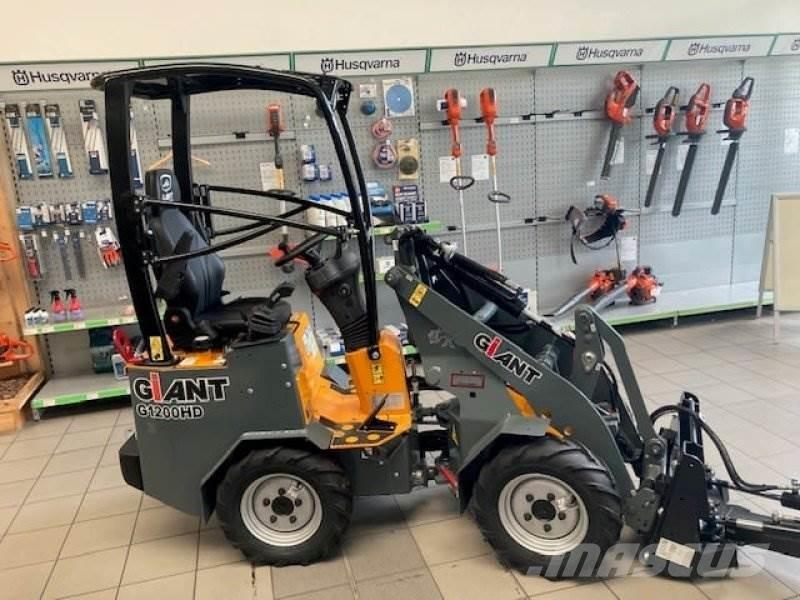 GiANT G1200 Smykem řízené nakladače