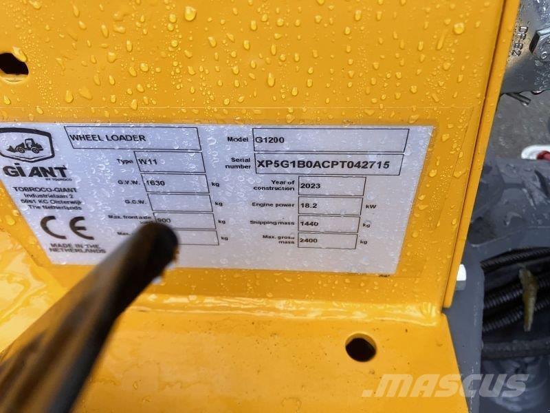 GiANT G1200 Smykem řízené nakladače