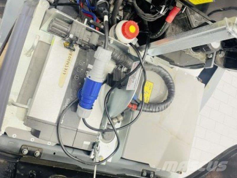 GiANT G2200E Smykem řízené nakladače