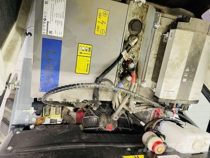 GiANT G2700E Smykem řízené nakladače