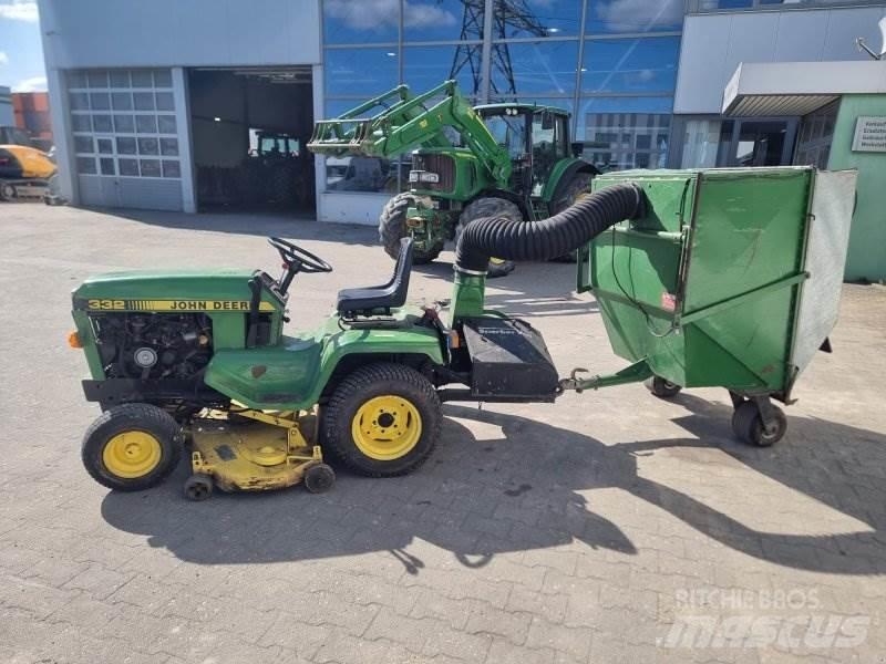 John Deere 332 Kompaktní traktory