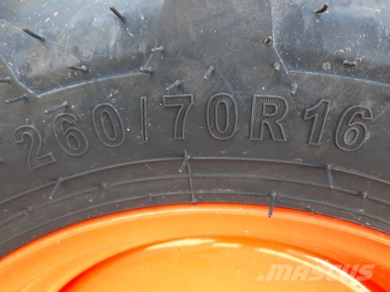 Kubota L1-382 Kompaktní traktory