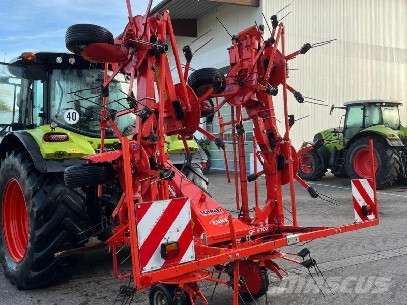 Kuhn GF 8702 Obraceče a shrabovače sena