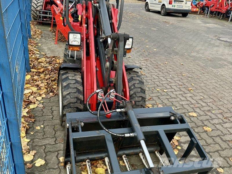 Schäffer 2028 Čelní nakladače a rypadla