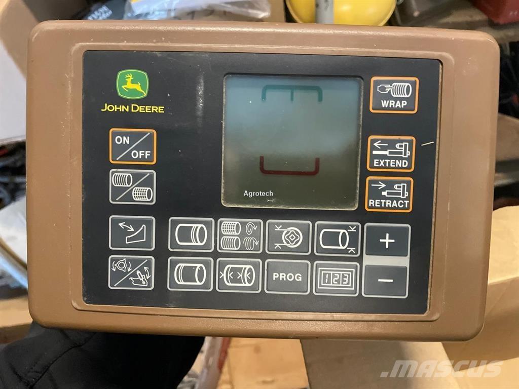 John Deere V451M Lis na válcové balíky