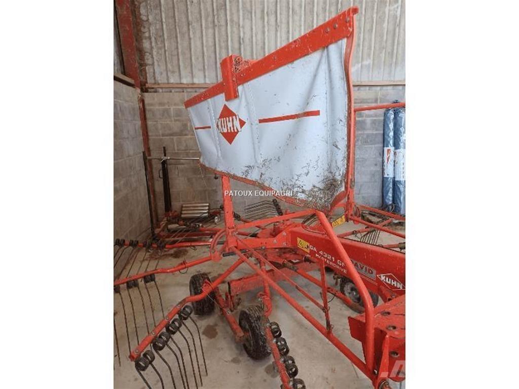 Kuhn GA4321 Obraceče a shrabovače sena