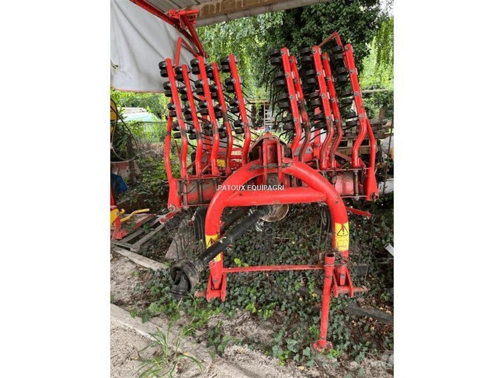 Kuhn GA4521GM Obraceče a shrabovače sena