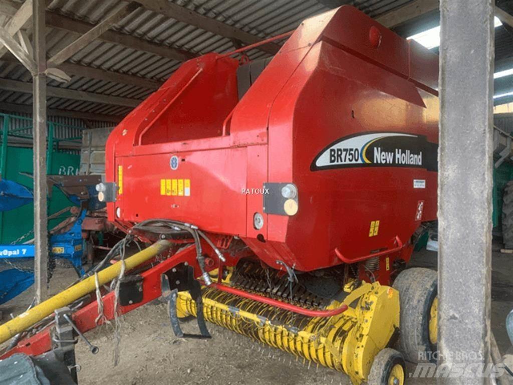New Holland BR750 Lis na válcové balíky