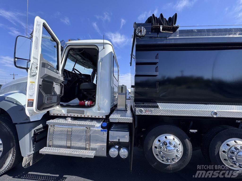 Mack GR64F Sklápěče