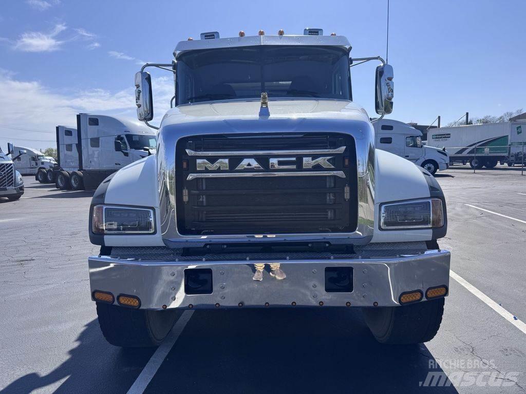 Mack GR64F Sklápěče