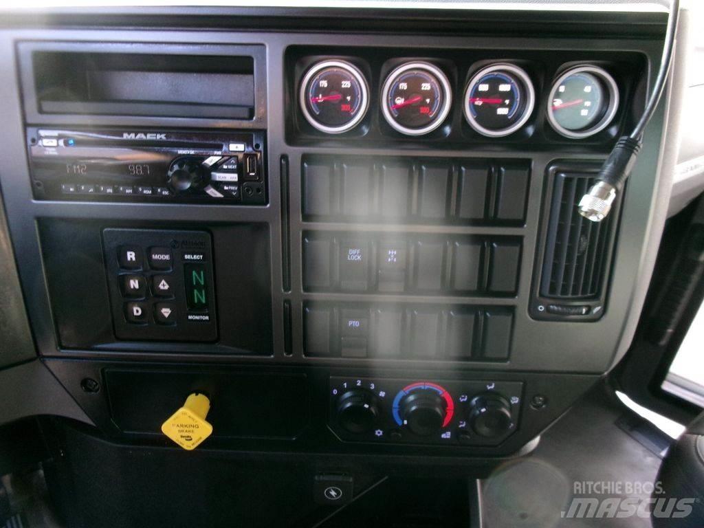 Mack GR64F Sklápěče