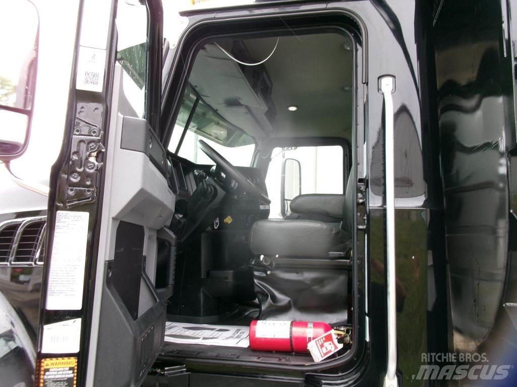 Mack GR64F Sklápěče
