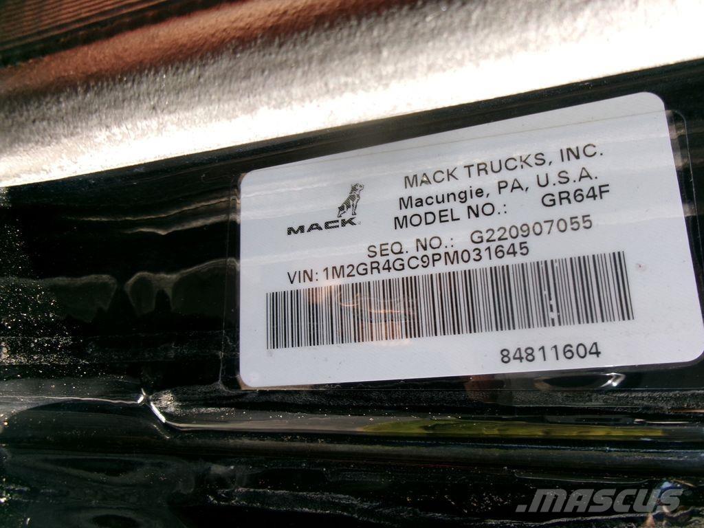 Mack GR64F Sklápěče