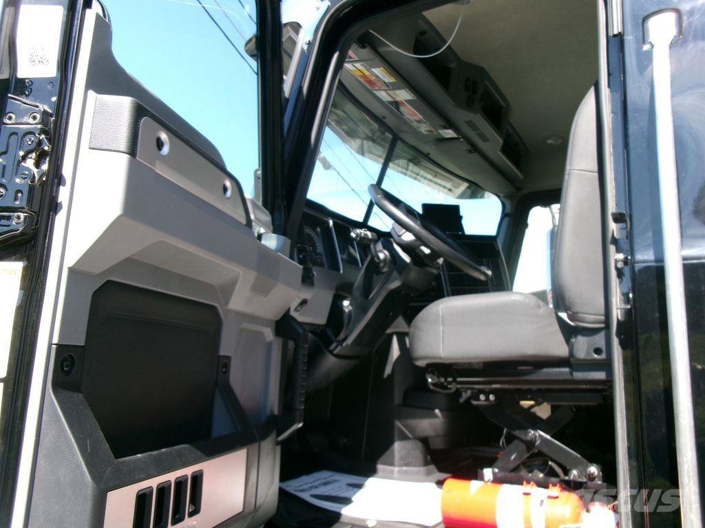 Mack GR64F Sklápěče