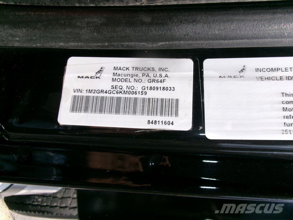 Mack GR64F Sklápěče