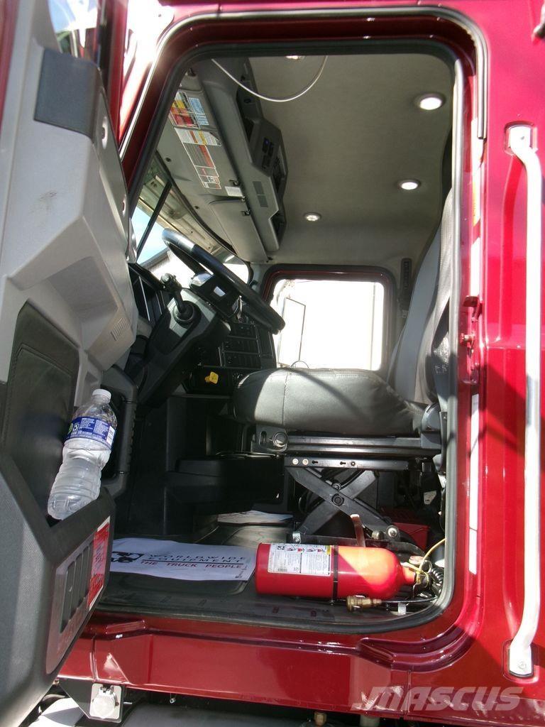 Mack GR64F Sklápěče