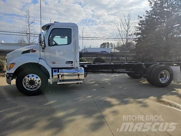 Peterbilt 536 Nákladní vozidlo bez nástavby