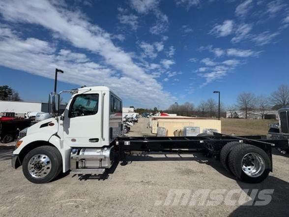 Peterbilt 536 Nákladní vozidlo bez nástavby