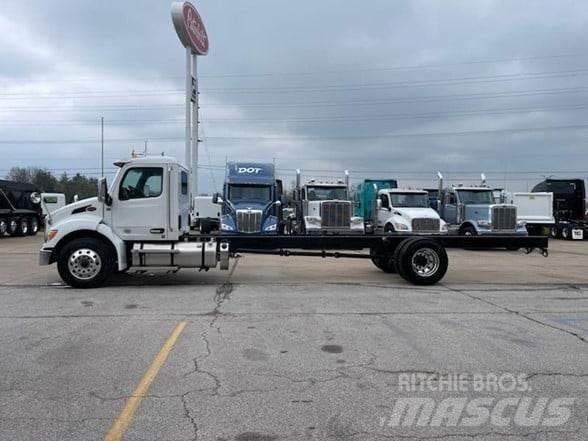 Peterbilt 536 Nákladní vozidlo bez nástavby