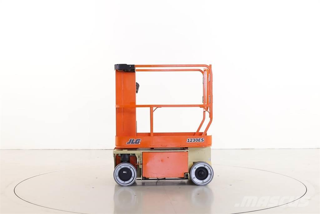 JLG 1230ES Vertikální sloupové výtahy